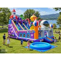 Grand parc de jeux gonflable extérieur sur le thème de l'espace