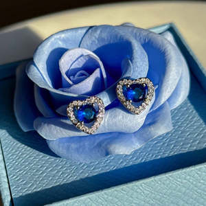 ชุดเครื่องประดับสีน้ำเงินเงิน Zarkan สุดหรู ดีไซน์คลาสสิก ของขวัญสำหรับคนรัก ประดับปีกสีทอง เหมาะสำหรับงานแต่งงาน งานเลี้ยง และงานหมั้น ประดับเพชรและมุก - Product Image 3