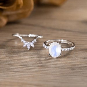 Conjunto de anillo de piedra lunar delicado, conjunto de anillo de compromiso de boda de piedra lunar ovalada, regalo de joyería de viaje a juego apilable para mujer - Product Image 2