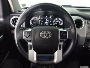 Range Rover 2024 Tundra SR5 Double Cabine, 12 500 miles, Moteur Essence, Volant à Gauche, Sièges en Cuir, Toit Panoramique, 7 places - Product Image 3