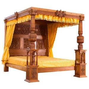 Lit à baldaquin style Renaissance en bois sculpté avec couverture jaune - Product Image 2