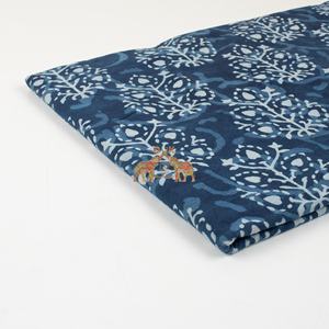 Tela de Algodón con Estampado Índigo Tradicional Hecho a Mano con Técnica de Resistencia al Barro para Confección de Ropa - Product Image 2