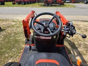 TRACTOR COMPACTO DE ALTO RENDIMIENTO BAD BOY 1022 CON CARGADOR - Product Image 2