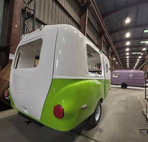 Mini caravane de voyage 4x4 en aluminium, légère et moderne, design étanche, capacité de charge de 2 tonnes, plancher en PVC pour le camping et les activités de plein air - Product Image 1