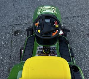 Nuevo Tractor Cortacésped John Deere X350R con Plataforma de Corte de 42 Pulgadas y Recolector de Césped, para Jardinería Comercial - Product Image 6