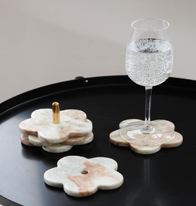 Posavasos de mármol rosa con forma de flor y un poste central dorado. Conjuntos disponibles a precios de mayoreo. - Product Image 1