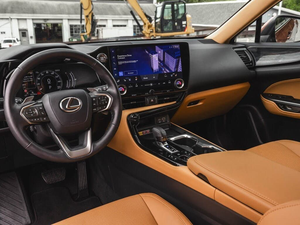 Lexus NX 350 Premium AWD Automatique 2024 d'occasion, étincelant, jantes en alliage R17, sièges en cuir, système de navigation, démarrage à distance - Product Image 4