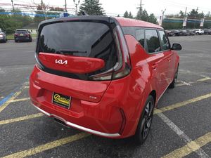Kia SOUL GT-line FWD 2024สีแดงสะอาดพร้อมเบาะหนังเริ่มต้นด้วยรีโมตแพ็คเกจเทคโนโลยีบลูทูธซันรูฟเบาะนั่งอุ่น - Product Image 2