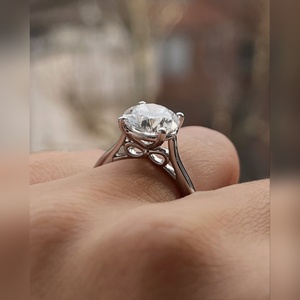 แหวนหมั้นเพชรโมอิสซาไนต์ทรงกลมคลาสสิก ตัวเรือนทอง 10K 14K 18K เงิน แพลตตินัม สำหรับขอแต่งงาน จัดส่งทั่วโลก - Product Image 4