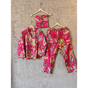 Ensemble de pyjama en coton rose à motifs floraux, pour l'été, demoiselle d'honneur/tenue d'intérieur, avec logo personnalisé, fermeture à boutons, taille XS, doux, imprimé à la main style jungle - Product Image 1