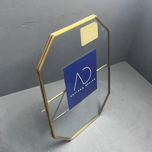 Marco de fotos de mesa, decorativo, de metal, latón y vidrio con acabado gris, diseño único. - Product Image 5