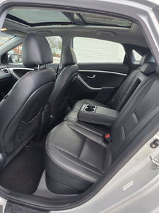 Hyundai Elantra GT 2013 d'occasion en excellent état, finition GT, traction avant, boîte manuelle 6 vitesses, hayon, extérieur argenté, moteur 1.8L, consommation combinée de 14 litres/100 km - Product Image 2