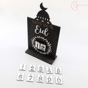 Calendario de Mesa Metálico de Ramadán con Diseño de Caligrafía Árabe |   Artículo Decorativo Elegante, Duradero e Impermeable para Escritorio o Mesa - Product Image 3