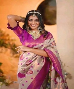 SAREE DE TRAVAIL DE TISSAGE ZARI EN SOIE BANARASI MODERNE AVEC BLOUSE NON COUCHÉE VÊTEMENT DE RÉCEPTION PRIX DE GROS TISSU SAREE ETHNIQUE DE VÊTEMENT - Product Image 3