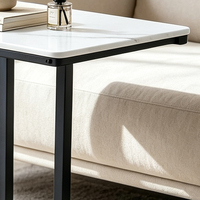 Table d'appoint moderne en bois MDF blanc étroit en forme de C avec piètement en métal et acier inoxydable pour canapé, lit ou salon – Luxe