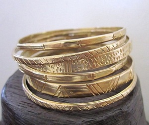 Brazaletes indios chapados en oro simples de moda, diseños para mujeres modernas - Product Image 1