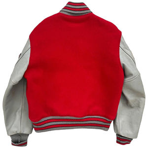 Chaqueta Universitaria para Hombre, Cuerpo de Lana, Cuello Alto de Lona, Logotipo Frontal Personalizado, Estilo Bomber de Béisbol, Chaqueta Roja y Gris - Product Image 4