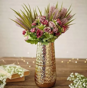 แจกันอลูมิเนียมสีทองเมทัลลิกทรงไข่ที่มีพื้นผิวระยิบระยับมีกิ่งก้านสีขาวและสีทองที่ละเอียดอ่อนสำหรับตกแต่ง - Product Image 2