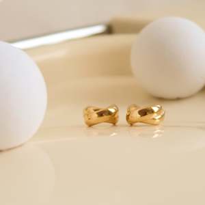 Orecchini a perno leggeri in oro, anti-ossidazione, stile Huggie medio, pezzi di tendenza per lei, idea regalo - Product Image 4