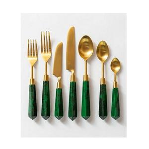 Juego de Cubiertos de Latón Antiguo de Diseño MUY BELLO y Lujoso, con Recubrimiento Dorado PVD y Mangos de Resina Verde, Tenedor y Cuchara - Product Image 1