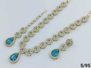 Pendentif en forme de fleur élégant nouveau Design plaqué or perle traditionnelle et Kundan clouté Long collier boucle d'oreille Mangtika ensemble de bijoux - Product Image 3