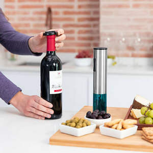Sacacorchos Eléctrico Cecotec InstantCork 1000 Gourmet, de Acero Inoxidable, Portátil, para Vino Tinto, con Abridor de Latas, Personalizable con Acrílico - Product Image 3