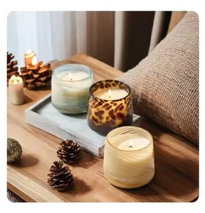 Frascos de velas perfumadas de lujo con cera natural, embalaje elegante y ricas fragancias, ideales para la relajación y la aromaterapia - Product Image 4