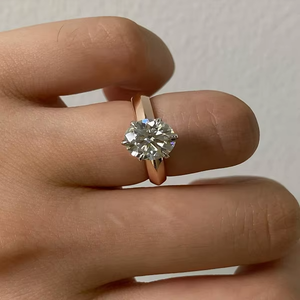 Bague de fiançailles de luxe classique en or jaune 14 carats avec diamant de laboratoire taille ronde 2 carats certifié IGI, clarté VVS, pour femme, idéale pour mariage et soirée - Product Image 4