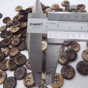 Vietnam naturel de haute qualité noix de coco rond 4 trous boutons écologiques 28L Stock en gros 7 jours délai d'échantillon - Product Image 4