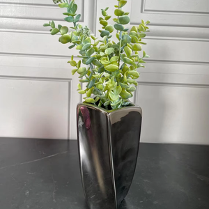 Vase à fleurs artistique en aluminium avec forme abstraite offrant un accent moderne aux étagères et aux cheminées des tables à manger - Product Image 1