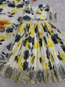 Presentando la secuencia de bordado pesado de seda Chinon con vestido de trabajo de impresión digital con manga completa y borde de encaje de cuatro lados Dupatta - Product Image 5