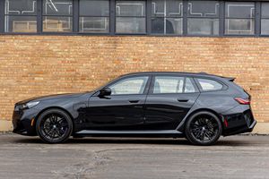 2026 B/M/WW M5 Touring Wagon con Techo Solar, Faros LED, Cámara Trasera 360, Asientos Eléctricos, Motor Turbo, Pantalla Táctil - Product Image 3