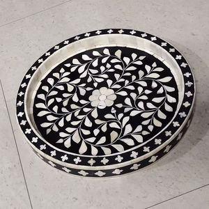 Bandeja de servicio de mosaico con incrustaciones de perlas madre: Bandeja de mimbre redonda para mesa de comedor, decoración de mesa Bohemia natural, regalo rústico para el hogar - Product Image 1