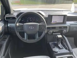 Camioneta Utilitaria Turbo AWD 2024 con Interior de Cuero, Ruedas R16, en Buen Estado, en Venta - Product Image 3