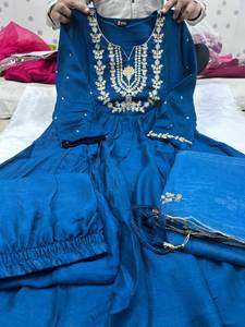 ชุดคุร์ตะปักลายขนเฟอร์เทียมแบบใหม่ พร้อมกางเกงและผ้าคลุมไหล่ สำหรับฤดูหนาว ฤดูร้อน ใส่ได้ทุกวัน ใส่ทำงาน ใส่ไปงานปาร์ตี้ หรือโอกาสพิเศษต่างๆ - Product Image 6