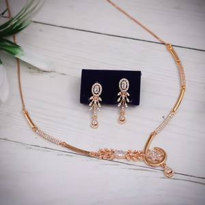 Parure de collier et boucles d'oreilles tendance style classique pour femme, en alliage plaqué or de haute qualité, ornée de zircon cubique transparent - Product Image 1