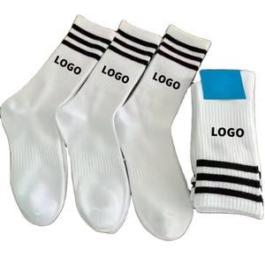 Chaussettes de sport de cyclisme unisexes avec logo personnalisé, 100% coton tricoté, hauteur mi-mollet avec logo brodé sur le revers, faible MOQ pour hommes et femmes - Product Image 3