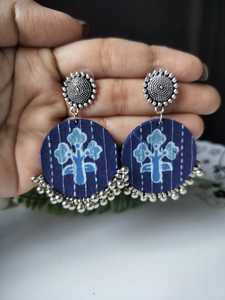 Pendientes colgantes hechos a mano de alta calidad azul marino redondo de aleación plateada ligero moderno Indie-Boho Fusion Coin - Product Image 6