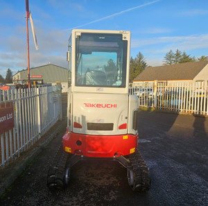 TAKEUCHI TB325R Mini-excavatrice sur chenilles compacte Takeuchi TB325R, couleur blanc et rouge - Product Image 5