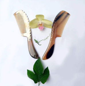 Peignes en corne au design moderne pour cheveux bouclés Couleur en corne naturelle de haute qualité Meilleur design à un prix raisonnable - Product Image 1