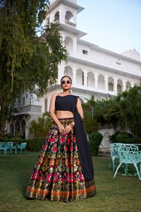 Nuestro mejor lehenga choli tejido con precisión, bellamente elaborado con detalles de diseño banarasi, estilo moderno, de secado rápido, ideal para fiestas. - Product Image 4