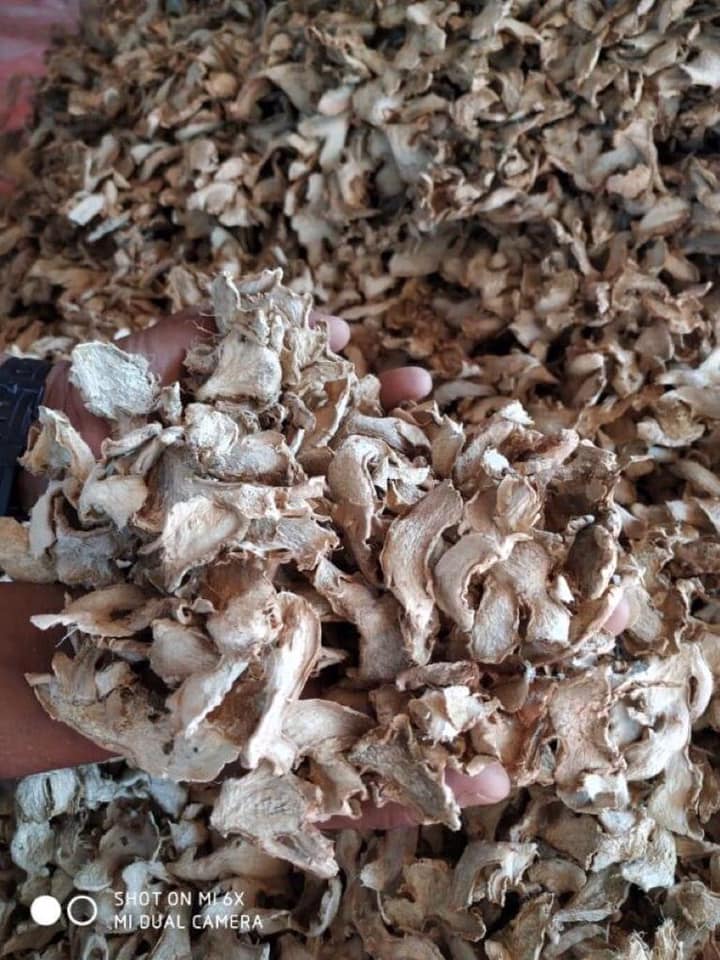 bulk dried ginger root flaked in pyramid