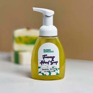 SEASIDE SERENITY Savon Liquide pour les Mains Gel Parfumé Citron Coco Ingrédients Principaux : Lait, Eau, Alcool, Aloe, Huile d'Olive, Glycérine - Product Image 1