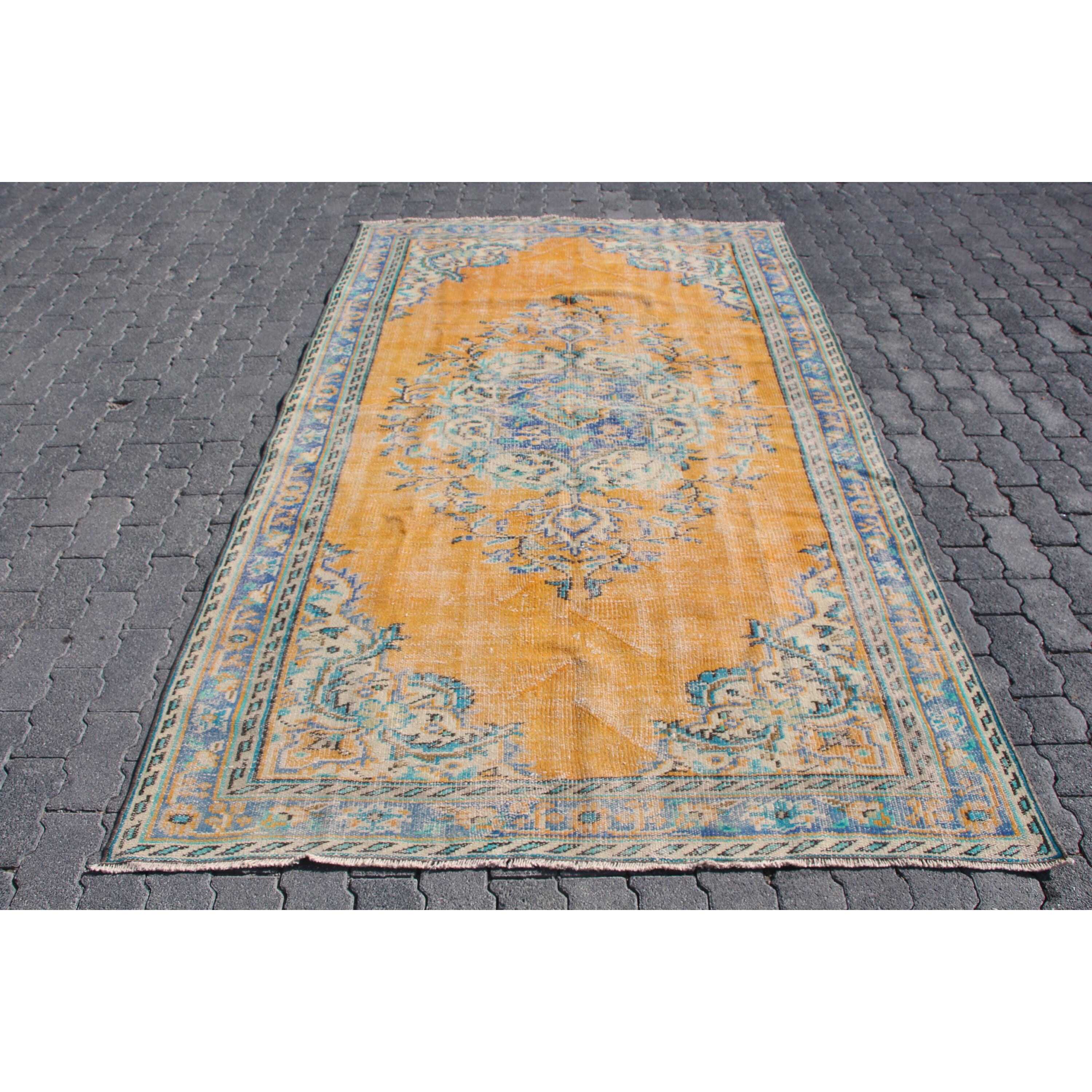 สีเหลือง