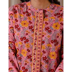 Haut pour femme en coton et soie à imprimé floral rose foncé, logo brodé, tenue de bureau formelle, taille XL, boutons sur le devant - Product Image 2