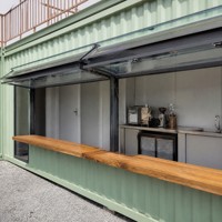 Kiosque de café à double conteneur, food truck, restaurant préfabriqué en forme de L avec terrasse