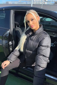 Veste matelassée pour femme de haute qualité, personnalisée, noire, OEM, fermeture éclair intégrale, ourlet réglable et matelassée, veste d'hiver en duvet pour femme - Product Image 4