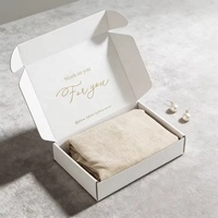 Boîte d'expédition en carton ondulé beige mat de luxe avec logo en feuille d'or pour l'emballage d'expédition de produits de soin de la peau, des soins capillaires, des vêtements et des chaussures
