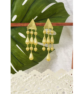 Pendientes de Oro Artísticos Únicos con Diseño Contemporáneo, Perfectos para Looks Casuales y Atuendos Formales, Hechos en India - Product Image 3