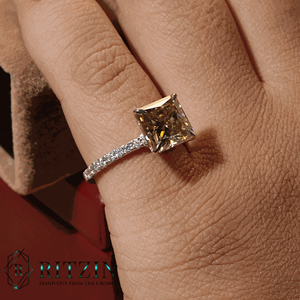Anillo de Compromiso RITZIN RIH228 con Moissanita Redonda Corte Princesa Marrón y Detalles Engastados en Puntas para Mujer - Product Image 2